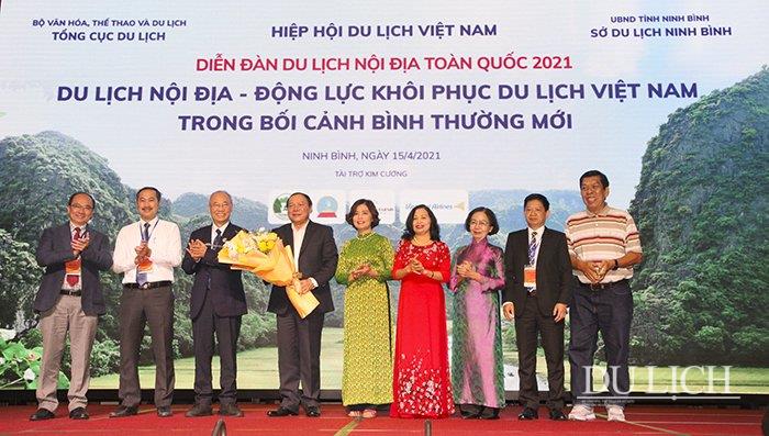 BCH Hiệp hội Du lịch Việt Nam tặng hoa chúc mừng Bộ trưởng Bộ VHTTDL Nguyễn Văn Hùng